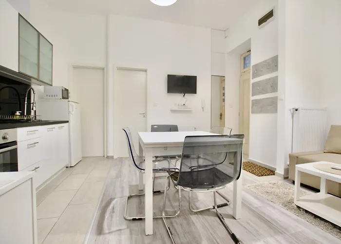 Standard Apartment By Hi5- Csengery Street