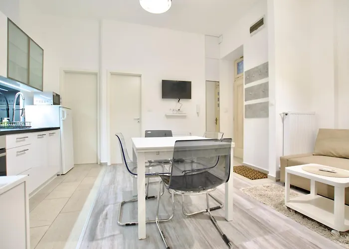 Standard Apartment By Hi5- Csengery Street